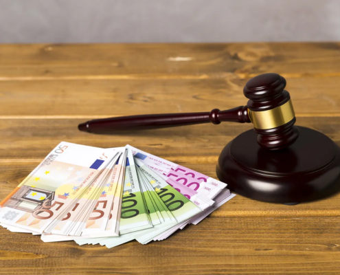 Ricevere un avviso di garanzia è un momento di forte stress per ogni amministratore o professionista. Spesso si pensa: "Tanto ho la polizza di Responsabilità Civile". Ma attenzione: la RC protegge il tuo patrimonio dai danni chiesti da terzi, non sempre la tua libertà o la tua reputazione in un processo penale. La polizza di Tutela Legale è l'unica che ti permette di scegliere il tuo avvocato di fiducia e copre le spese di difesa a prescindere da una richiesta di risarcimento. Non farti trovare impreparato quando la posta in gioco non è solo economica, ma personale e penale.   Esiste un’area di rischio spesso grigia nella mente degli assicurati: la differenza tra la gestione della lite prevista nelle polizze di Responsabilità Civile e una polizza di Tutela Legale autonoma. Quando un imprenditore o un professionista riceve un avviso di garanzia, la domanda sorge spontanea: chi sostiene i costi della difesa? Nelle polizze di RC, la difesa è solitamente disciplinata dall'art. 1917 C.C. La compagnia assume la gestione della lite finché ha un interesse diretto a proteggere il massimale da una richiesta di risarcimento danni. Tuttavia, questo supporto è spesso limitato e finalizzato alla difesa della compagnia stessa. In ambito penale, la situazione cambia drasticamente: se non c'è una contestuale richiesta di danni civili, la polizza RC potrebbe non attivarsi affatto, lasciando l'assicurato solo di fronte alle spese legali per reati colposi o contravvenzionali. La polizza di Tutela Legale interviene proprio per colmare questo vuoto. A differenza della RC, questa copertura garantisce all'assicurato la libertà di scegliere il proprio legale di fiducia specializzato in diritto penale, senza dover sottostare alle scelte della compagnia assicurativa. Copre non solo l'onorario dell'avvocato, ma anche le spese per consulenti tecnici di parte, periti e spese processuali, che in ambito penale possono diventare proibitive. In un contesto dove la responsabilità penale è personale e non delegabile, disporre di un budget autonomo e garantito per la propria difesa non è un optional, ma un pilastro del Risk Management moderno. La distinzione tra proteggere il patrimonio aziendale e difendere la propria onorabilità personale è sottile ma fondamentale: solo una visione integrata delle due coperture può garantire una serenità reale davanti alle autorità giudiziarie.